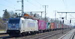 METRANS Rail s.r.o., Praha [CZ] mit  386 007-9  [NVR-Nummer: 91 54 7386 007-9 CZ-MT] und Containerzug am 24.03.22 Durchfahrt Bf. Golm.