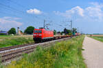 185 077 DB Cargo mit einem Containerzug bei Amselfing Richtung Regensburg, 21.07.2020