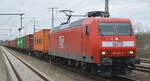 Mitteldeutsche Eisenbahn GmbH, Schkopau [D] mit  145 004-8  [NVR-Nummer: 91 80 6145 004-8 D-DB] und Containerzug am 06.04.22 Durchfahrt Bf.