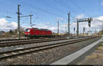Nach gut 90 Minuten kehrt 193 305 (Siemens Vectron) erneut mit Containern aus den Buna-Werken zurück. Hier passiert der Zug die Bahnhofsanlagen von Angersdorf Richtung Halle (Saale).

🧰 DB Cargo
🕓 9.4.2022 | 11:26 Uhr

(Neubearbeitung)