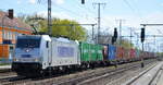 METRANS Rail s.r.o., Praha [CZ]mit  386 016-0  [NVR-Nummer: 91 54 7386 016-0 CZ-MT] und Containerzug am 26.04.22 Durchfahrt Bf.