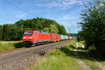 152 167 DB Cargo mit einem Containerzug bei Postbauer-Heng Richtung Nürnberg, 27.07.2020