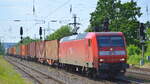 Mitteldeutsche Eisenbahn GmbH, Schkopau [D] mit  145 061-8   [NVR-Nummer: 91 80 6145 061-8 D-DB] und Containerzug am 18.05.22 Durchfahrt Bf. Saarmund.