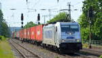 METRANS Rail s.r.o., Praha [CZ] mit  386 030-1  [NVR-Nummer: 91 54 7386 030-1 CZ-MT] und Containerzug am 18.05.22 Durchfahrt Bf.