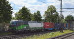 ecco-rail GmbH, Wien [A]  mit der ELL Vectron  193 241  [NVR-Nummer: 91 80 6193 241-7 D-ELOC] und Containerzug am 05.07.22 Vorbeifahrt Bahnhof Dedensen/Gümmer.