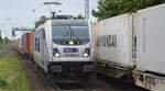 METRANS Rail (Deutschland) GmbH, Leipzig [D] mit  187 510-3  [NVR-Nummer: 91 80 6187 510-3 D-AKIEM] Containerzug am 08.07.22 Durchfahrt Bahnhof Dedensen Gümmer.