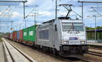 METRANS Rail s.r.o., Praha [CZ] mit ihrer  386 035-0  [NVR-Nummer: 91 54 7386 035-0 CZ-MT] und einem Containerzug am 22.08.22 Durchfahrt Bahnhof Golm.