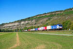 193 835 Boxxpress mit einem Containerzug bei Thüngersheim Richtung Würzburg, 09.09.2020