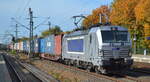 METRANS a.s., Praha [CZ] mit  383 410-8  [NVR-Nummer: 91 54 7383 410-8 CZ-MT] und einem Containerzug am 17.10.22 Durchfahrt Bahnhof Brieselang.