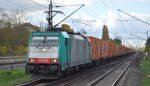 Crossrail Benelux N.V., Antwerpen [B] mit  E 186 228  (NVR:  91 88 7 186 228-3 B-ATLU ) und einem Containerzug am 25.10.22 Durchfahrt Bahnhof Berlin Hohenschönhausen.