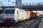 BLS Cargo nit der Akiem Lok  185 581-6  [NVR-Nummer: 91 80 6185 581-6 D-AKIEM] und einem Containerzug am 30.10.22 Durchfahrt Bahnhof Berlin Hohenschönhausen.