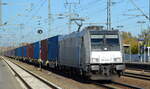 Retrack GmbH & Co. KG mit der Railpool Lok  185 689-7  [NVR-Nummer: 91 80 6185 689-7 D-Rpool] und Containerzug am 15.11.22 Durchfahrt Bahnhof Golm.