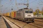 386 040-0 mit einem Containerzug am Bahnhof Golm, am 14.11.2022.