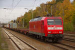 MEG 145 061-8 mit einem Containerzug in Ludwigsfelde, am 11.11.2022.