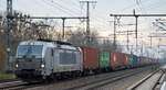 METRANS a.s., Praha [CZ] mit  383 404-1  [NVR-Nummer: 91 54 7383 404-1 CZ-MT] und einem Containerzug am 30.11.22 Durchfahrt Bahnhof Golm.