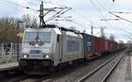 METRANS Rail s.r.o., Praha [CZ] mit  386 017-8  [NVR-Nummer: 91 54 7386 017-8 CZ-MT] und Containerzug am 27.12.22 Durchfahrt Bahnhof Berlin Hohenschönhausen.