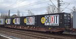 Drehgestell-Containertragwagen vom Einsteller METRANS Rail s.r.o., Praha [CZ] mit der Nr. 33 TEN 54 CZ-MT 4576 473-1 Sggnss in einem Containerzug am 05.01.23 Berlin Blankenburg.