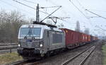 METRANS a.s., Praha [CZ]  mit ihrer  383 408-2  [NVR-Nummer: 91 54 7383 408-2 CZ-MT] und einem Containerzug am 20.01.23 Durchfahrt Bahnhof Berlin Hohenschönhausen.
