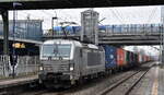 METRANS a.s., Praha [CZ] mit ihrer  383 401-7  [NVR-Nummer: 91 54 7383 401-7 CZ-MT] und einem Containerzug am 14.02.23 Durchfahrt Bahnhof Berlin Hohenschönhausen.