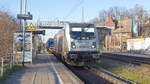 Dabendorf am 28. Februar 2023, Durchfahrt 187 343-9 Raipool mit einem Containerzug.

