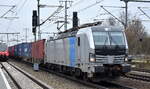 METRANS Rail s.r.o., Praha [CZ] mit der Railpool Vectron  6193 089  [NVR-Nummer: 91 80 6193 089-0 D-Rpool] und einem Containerzug am 09.03.23 Durchfahrt Bahnhof Golm.