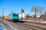 185 615 ATLU/Railtraxx mit einem Containerzug bei Moosham Richtung Passau, 13.02.2021