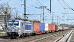 METRANS a.s., Praha [CZ] mit ihrer  383 424-9  [NVR-Nummer: 91 54 7383 424-9 CZ-MT] und einem Containerzug am 29.03.23 Durchfahrt Bahnhof Golm.