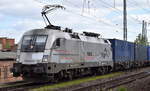 WRS Widmer Rail Services AG, Glarus [CH] mit der  ES 64 U2-102  [NVR-Nummer: 91 80 6182 602-3 D-HUPAC] und einem Containerzug am 03.05.23 Vorbeifahrt Bahnhof Magdeburg Neustadt.