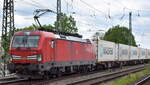 DB Cargo AG [D] mit ihrer  193 384  [NVR-Nummer: 91 80 6193 384-5 D-DB] und einem Containerzug am 11.05.23 Vorbeifahrt Bahnhof Magdeburg-Neustadt.