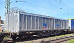 Drehgestell-Containertragwagen vom Einsteller ERR European Rail Rent GmbH mit der Nr. 37 TEN 80 D-ERR 4556 484-6 Sgns3 (GE) in einem Containerzug am 03.05.23 Vorbeifahrt Bahnhof Magdeburg-Neustadt. 