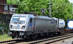 METRANS Rail s.r.o., Praha [CZ] mit Akiem Lok  187 014  [NVR-Nummer: 91 80 6187 014-6 D-AKIEM] verlässt den Hafen Hamburg mit einem Containerzug am 22.05.23 Bahnhof Hamburg-Harburg.
