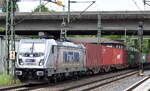 METRANS Rail (Deutschland) GmbH, Leipzig [D] mit der Akiem Lok  187 510-3  [NVR-Nummer: 91 80 6187 510-3 D-AKIEM] verlässt den Hafen Hamburg mit einem Containerzug am 22.05.23 Bahnhof Hamburg-Harburg.