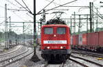 DB Cargo AG, Mainz mit der Railpool Lok  151 141-9  (NVR:  91 80 6151 141-9 D-Rpool ) und einem Containerzug am 22.05.20 Durchfahrt Bahnhof Hamburg Harburg.