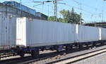 Flachwagen-Containertragwageneinheit vom Einsteller ERMEWA SA mit der Nr. 27 TEN 80 D-ERSA 4377 084-3 Laagrs (GE) in einem Containerzug am 07.06.23 Vorbeifahrt Bahnhof Hamburg Harburg.