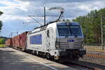 METRANS a.s., Praha [CZ] mit ihrer  383 419-9  [NVR-Nummer: 91 54 7383 419-9 CZ-MT] und einem Containerzug muss kurz einen ICE überholen lassen, 28.06.23 Bahnhof Glöwen.