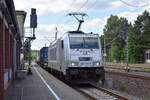 METRANS Rail s.r.o., Praha [CZ] mit ihrer  386 031-9  [NVR-Nummer: 91 54 7386 031-9 CZ-MT] und einem Containerzug muss kurz einen ICE überholen lassen, 28.06.23 Bahnhof Glöwen.