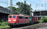 DB Cargo AG, Mainz mit der Railpool Lok  151 053-6  (NVR:  91 80 6151 053-6 D-Rpool ) und einem Containerzug am 11.07.23 Höhe Bahnhof Hamburg-Harburg.