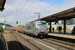 METRANS 383 409-0 mit Containerwagen Richtung Fulda, am 30.07.2023 in Bad Hersfeld.