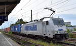 METRANS Rail s.r.o., Praha [CZ] mit ihrer  386 021-0  [NVR-Nummer: 91 54 7386 021-0 CZ-MT] und einem Containerzug am 30.08.23 Vorbeifahrt Bahnhof Magdeburg-Neustadt.