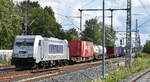 METRANS Rail s.r.o., Praha [CZ] mit ihrer  386 038-4  [NVR-Nummer: 91 54 7386 038-4 CZ-MT] und einem Containerzug am 31.08.23 Vorbeifahrt Bahnhof Leipzig-Thekla.