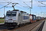 METRANS Rail s.r.o., Praha [CZ] mit ihrer  386 032-7  [NVR-Nummer: 91 54 7386 032-7 CZ-MT] und einem Containerzug am 21.09.23 Durchfahrt Bahnhof Rodleben.