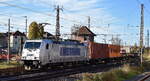 METRANS Rail s.r.o., Praha [CZ] mit ihrer  386 006-1  [NVR-Nummer: 91 54 7386 006-1 CZ-MT] und einem Containerzug am 13.011.23 Höhe Bahnhof Frankfurt (Oder). 