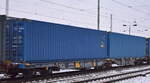 Drehgestell-Gelenkcontainertragwagen vom slowakischen Einsteller Tenutado SK, a.s. mit deutscher Registrierung mit der Nr. 37 RIV 80 D-TNTD 4950 361-8 Sggrs in einem Containerzug am 16.01.24 Durchfahrt Bahnhof Schönefeld (bei Berlin).