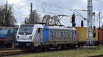 Railpool Lok  187 347-0  [NVR-Nummer: 91 80 6187 347-0 D-Rpool], aktueller Mieter? mit einem Containerzug fährt am 21.02.24 am Bahnhof Stendal Hbf. vorbei.