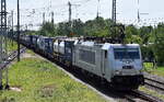 METRANS Rail s.r.o., Praha [CZ]  mit ihrer  386 034-3  [NVR-Nummer: 91 54 7386 034-3 CZ-MT] und einem Containerzug am 02.05.24 Durchfahrt Bahnhof Falkenberg /Elster.