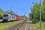 METRANS a.s., Praha [CZ] mit 383 438-9 (NVR-Nummer: 91 54 7383 438-9 CZ-MT) mit einem Containerzug durchfährt am 12. Mai 2024 den Bahnhof Dabendorf in Richtung Berlin.