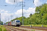 METRANS a.s., Praha [CZ] mit 383 412-4 (NVR-Nummer: 91 54 7383 412-4 CZ-MT) mit einem Containerzug durchfährt am 12. Mai 2024 den Ort Diedersdorf aus Richtung Berlin. 