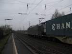 Nachschuss auf 185 553-5 die gerade mit einem Containerzug in Ashausen auf dem Weg nach Hamburg ist. 31.01.09.