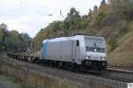 Railpool Lok 185 673-1 zieht am 18. Oktober 2009 einen Containerzug. Die Aufnahme entstand bei Gtzenhof kurz hinter Fulda.