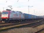 185 597-2 von Crossrail steht abfahrbereit am 20.01.2010 mit einem Bulkhaul Containerzug in Aachen West der kurze Zeit vorher von einer Cobra aus Belgien gebracht wurde. 